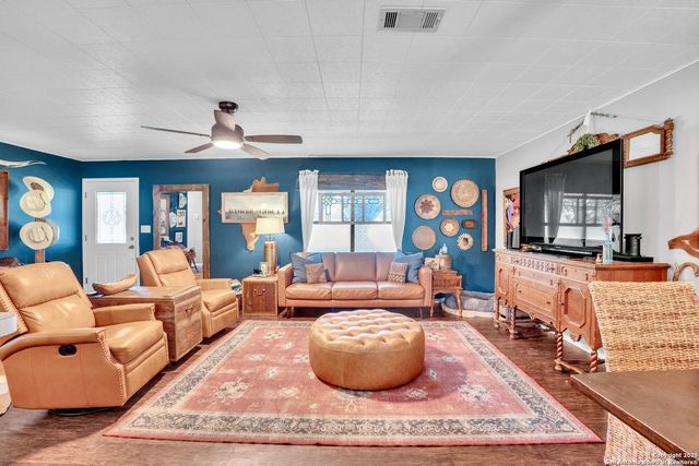 470 Rutledge, Poteet, TX 78065