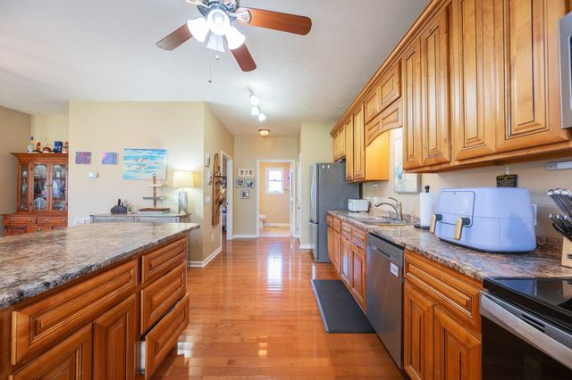 198 YARBRO HARBOR DR, Decaturville, TN 38329