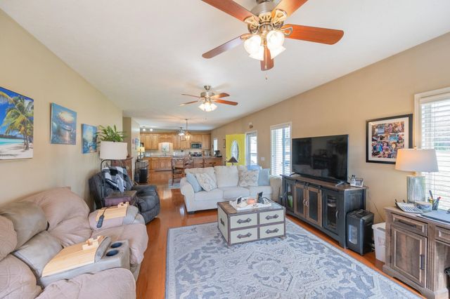 198 YARBRO HARBOR DR, Decaturville, TN 38329