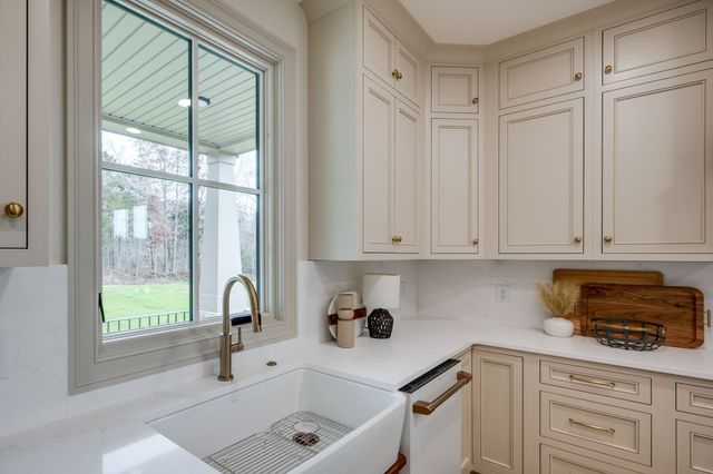 924 Hafner Road, Charlotte, TN 37036