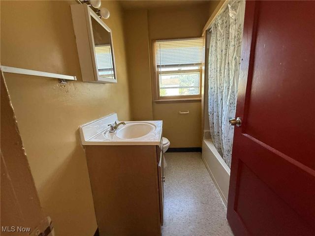 217 S Jackson Street, Youngstown, OH 44506