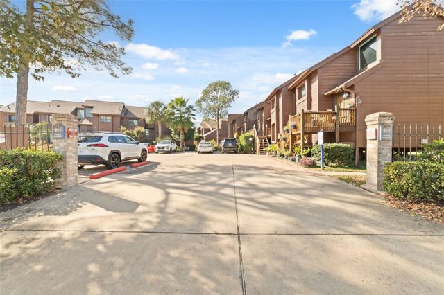 717 Davis Road, League City, TX 77573