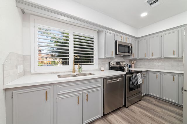 717 Davis Road, League City, TX 77573