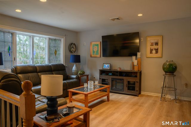 8B Kayview Avenue, Bethel, CT 06801