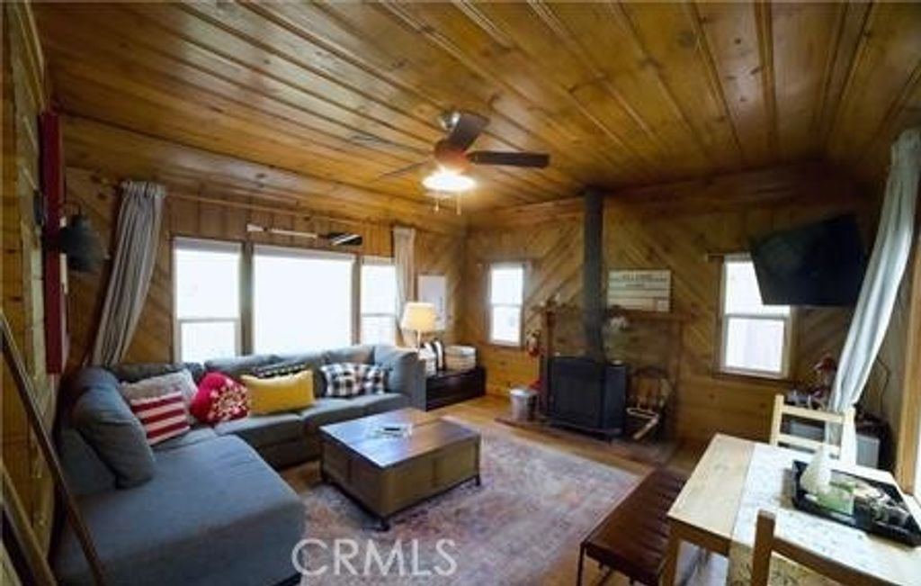 Image 3 of property listing at 382 Knight, Big Bear Lake, CA 92315
