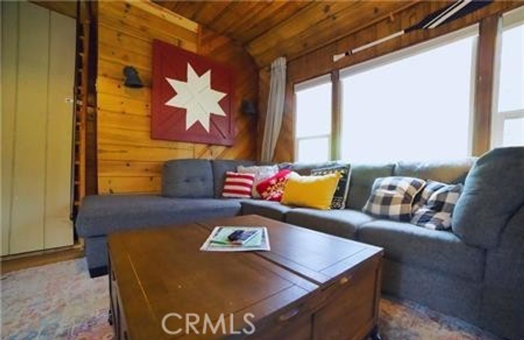 Image 5 of property listing at 382 Knight, Big Bear Lake, CA 92315