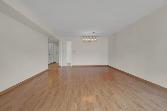 6961 N Oakley Avenue 304, Chicago, IL 60645