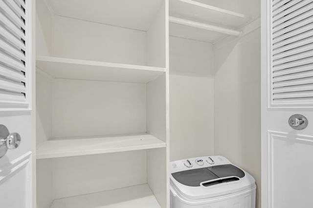 6961 N Oakley Avenue 304, Chicago, IL 60645