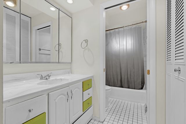 6961 N Oakley Avenue 304, Chicago, IL 60645