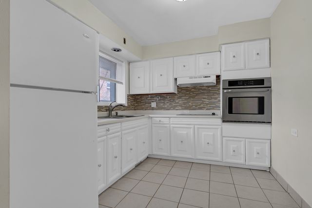 6961 N Oakley Avenue 304, Chicago, IL 60645