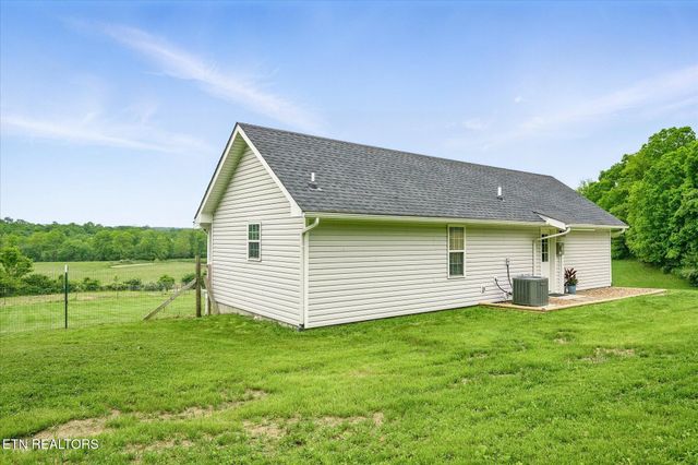 1447 Dykes Rd, Crossville, TN 38571