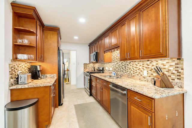 105 Marlin Avenue, Galveston, TX 77550