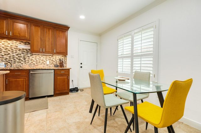 105 Marlin Avenue, Galveston, TX 77550