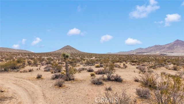 1111 Los Padres Road, Apple Valley, CA 92307