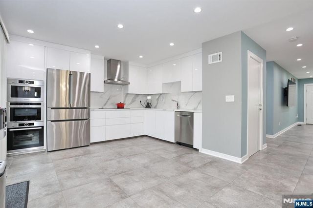 10 Chris Court, Fair Lawn, NJ 07410