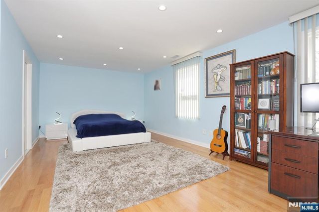 10 Chris Court, Fair Lawn, NJ 07410