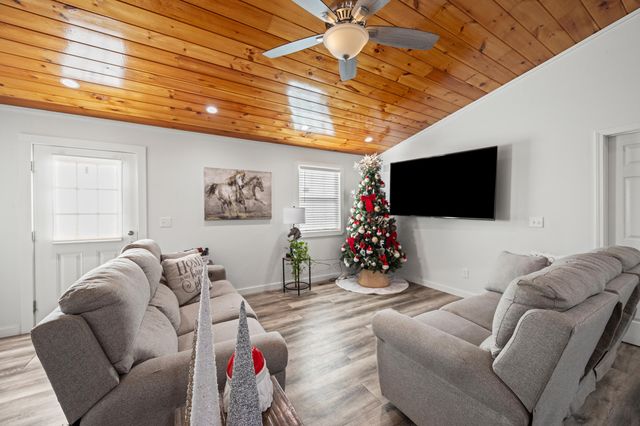 4487 Louisville Road, Salvisa, KY 40372