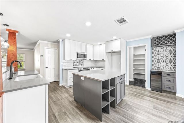 8502 Park Olympia, Universal City, TX 78148