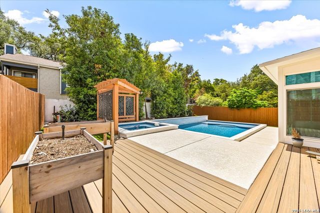 8502 Park Olympia, Universal City, TX 78148