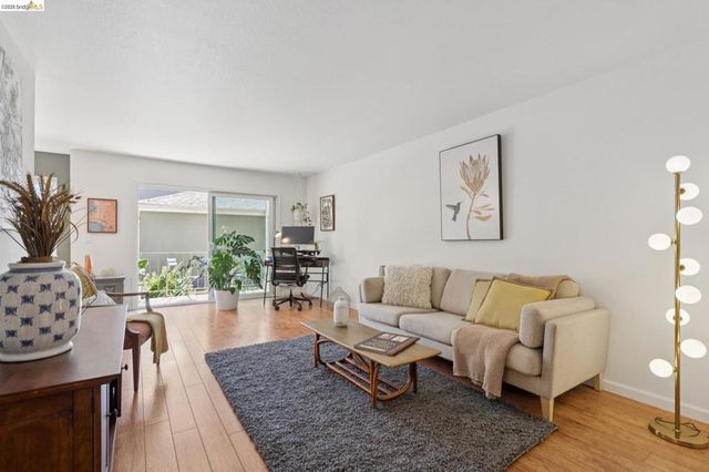 94 Bayo Vista Ave, Oakland, CA 94611