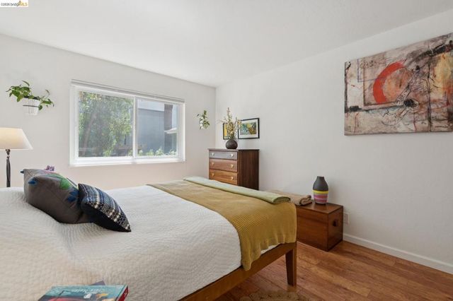94 Bayo Vista Ave, Oakland, CA 94611
