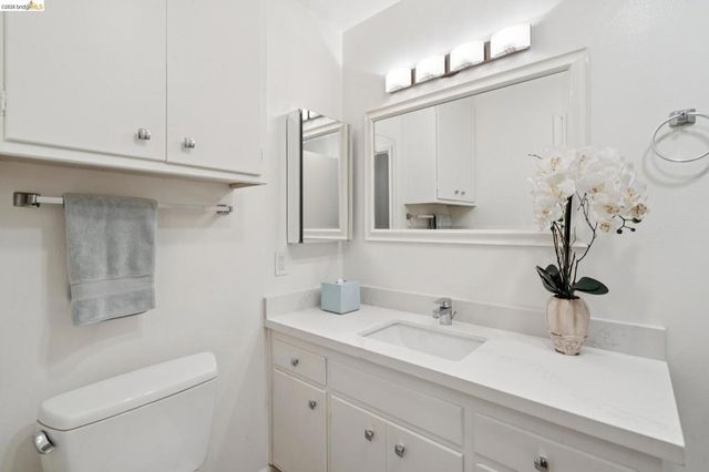 94 Bayo Vista Ave, Oakland, CA 94611