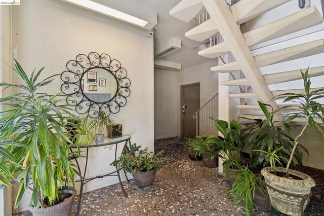 94 Bayo Vista Ave, Oakland, CA 94611