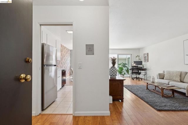 94 Bayo Vista Ave, Oakland, CA 94611