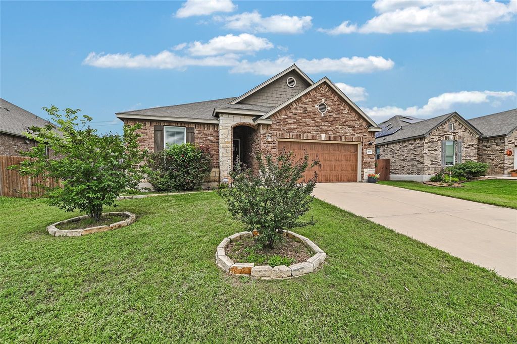 1008 Estes PARK, Taylor, TX 76574