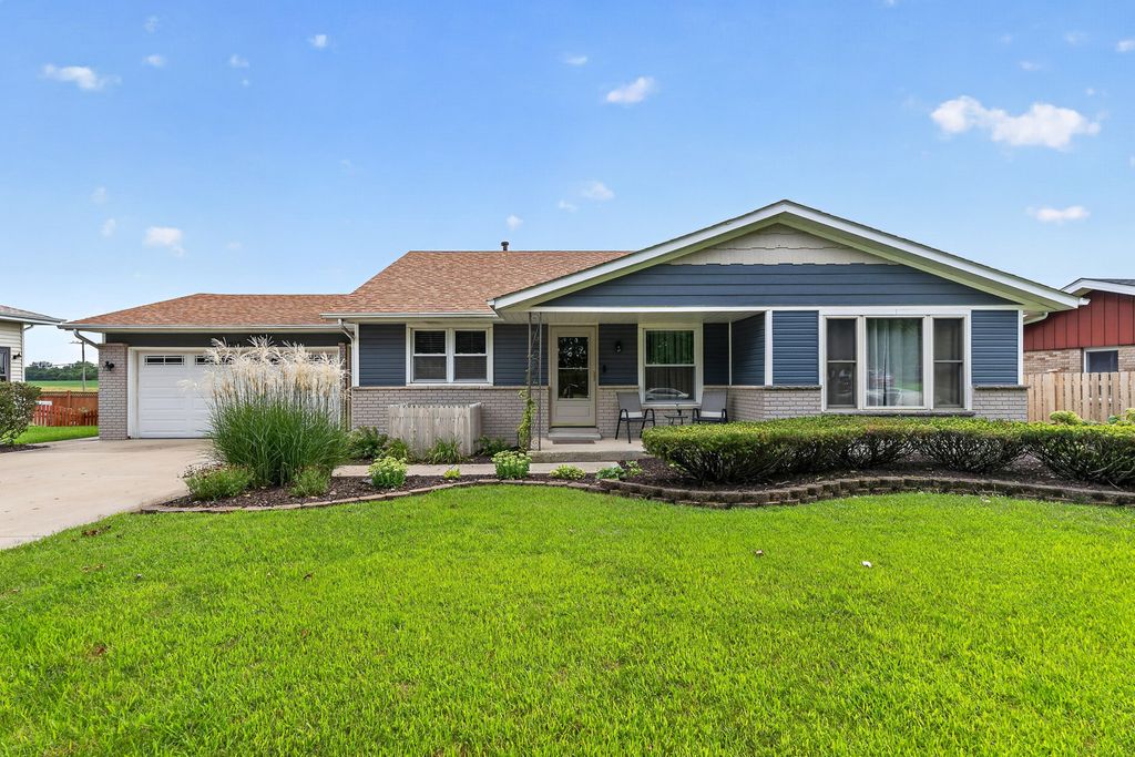 818 Bonnie Lane, Peotone, IL 60468
