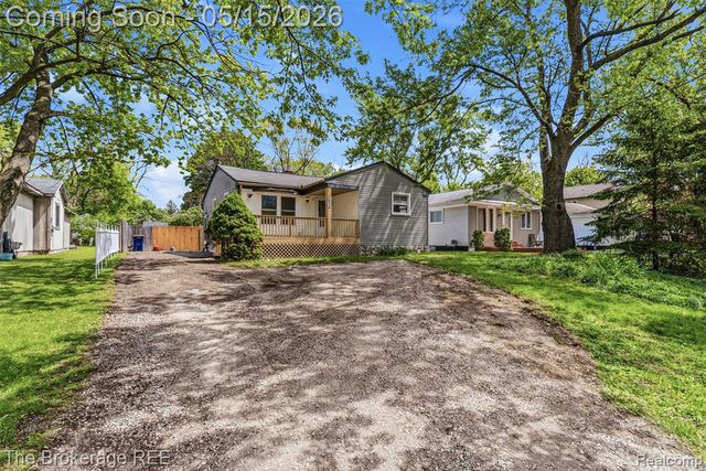 6430 Cloverton Drive, Waterford, MI 48329