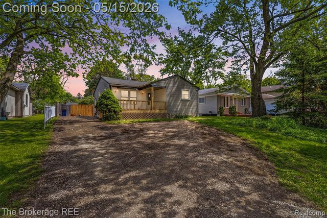 6430 Cloverton Drive, Waterford, MI 48329