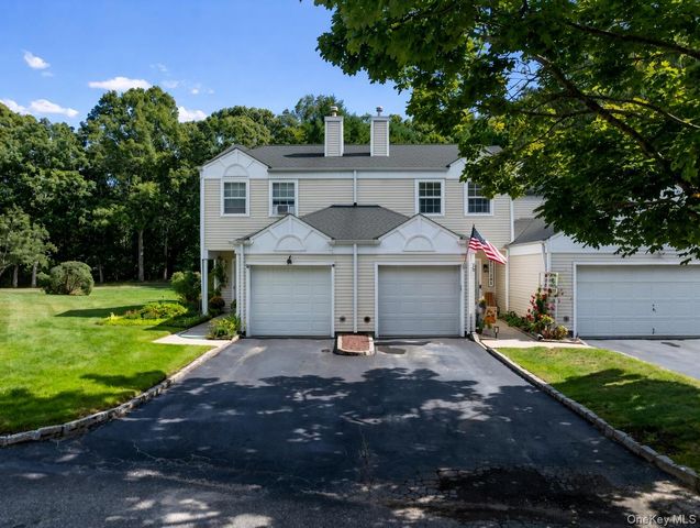 75 Fox Court, Manorville, NY 11949