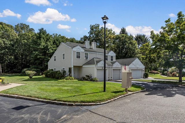 75 Fox Court, Manorville, NY 11949
