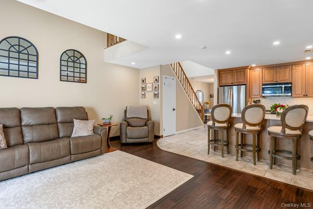 75 Fox Court, Manorville, NY 11949