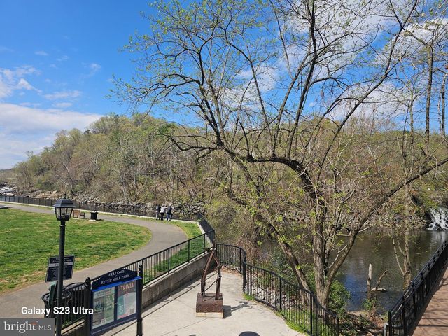 300 CENTER LN, Occoquan, VA 22125