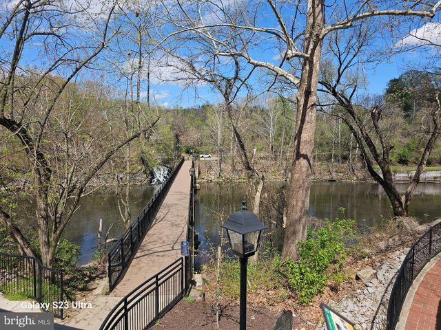 300 CENTER LN, Occoquan, VA 22125