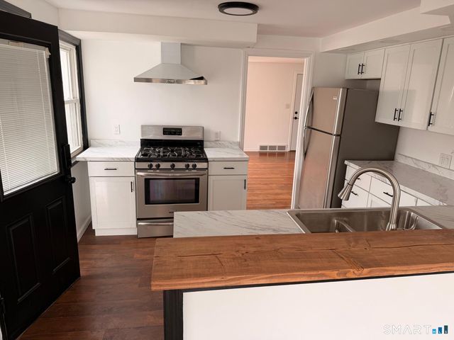 44 Lynmoor Place, Hamden, CT 06517