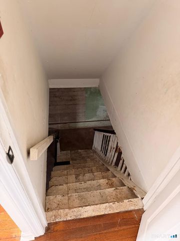 44 Lynmoor Place, Hamden, CT 06517