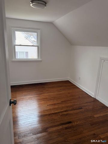 44 Lynmoor Place, Hamden, CT 06517