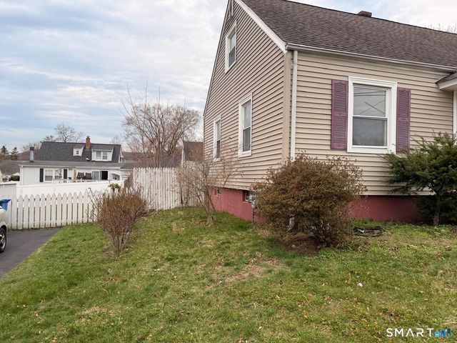 44 Lynmoor Place, Hamden, CT 06517