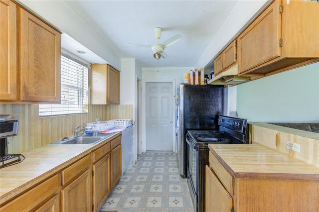 8610 Bluebonnet Street, Highlands, TX 77562