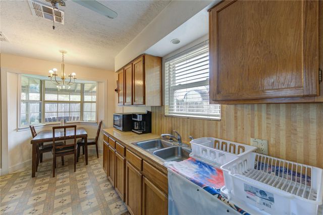 8610 Bluebonnet Street, Highlands, TX 77562