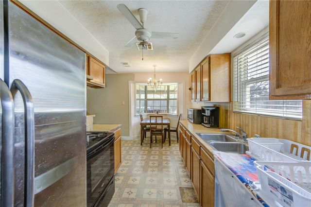 8610 Bluebonnet Street, Highlands, TX 77562