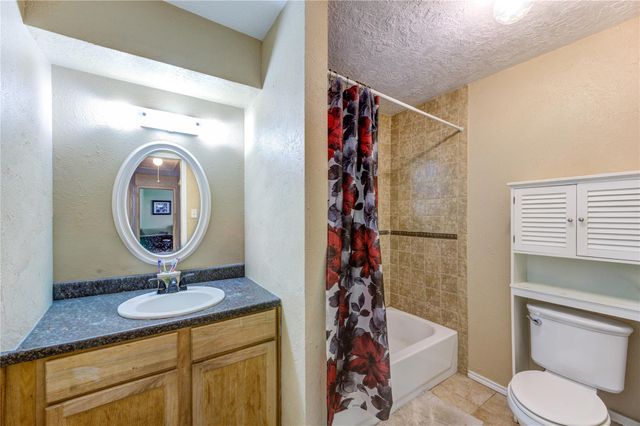 8610 Bluebonnet Street, Highlands, TX 77562