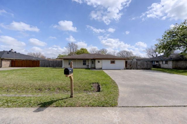 8610 Bluebonnet Street, Highlands, TX 77562