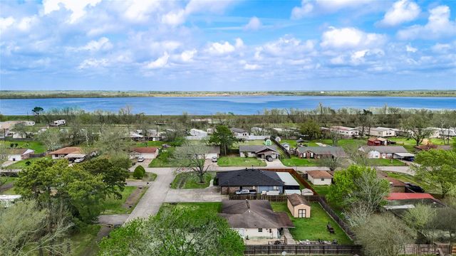 8610 Bluebonnet Street, Highlands, TX 77562