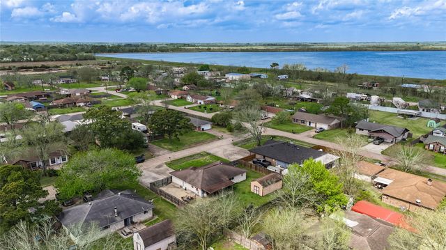 8610 Bluebonnet Street, Highlands, TX 77562