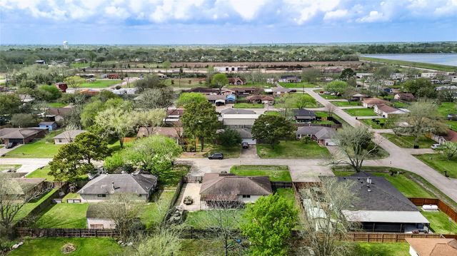 8610 Bluebonnet Street, Highlands, TX 77562