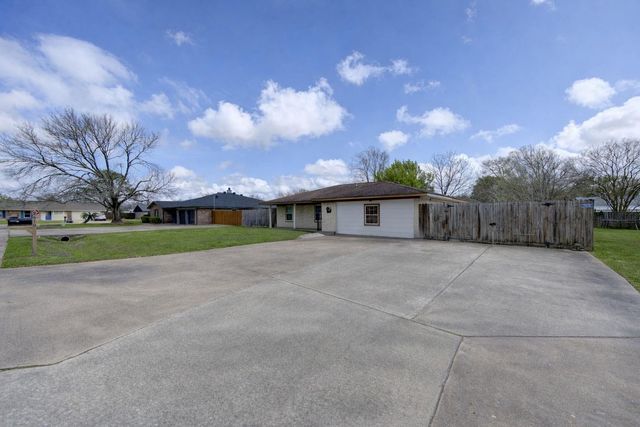 8610 Bluebonnet Street, Highlands, TX 77562